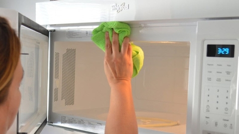 3 cách vệ sinh lò vi sóng bị ố vàng, rỉ sét đơn giản sạch bong sáng bóng