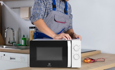 Lò vi sóng bị nhiễm điện. Nguyên nhân và cách khắc phục hiệu quả