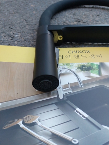 Vòi rửa bát rút đen lõi đồng, kết hợp dây da silicon, đầu thu nam châm CHINOX VR64