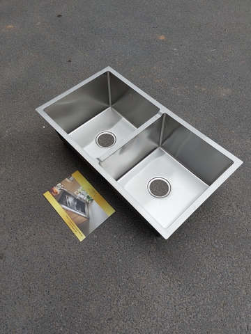 Chậu rửa bát đặt âm bàn 2 hộc cân CHINOX CR67 82x45cm