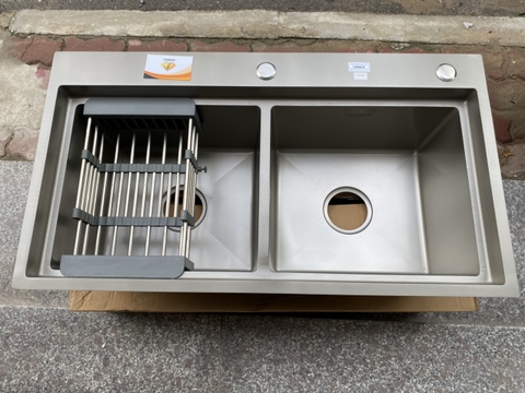 Chậu rửa bát 2 hố cân giật cấp titan bạc CHINOX CR103 82x45cm
