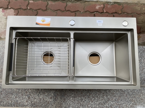 Chậu rửa bát 2 hố cân giật cấp titan bạc CHINOX CR103 82x45cm