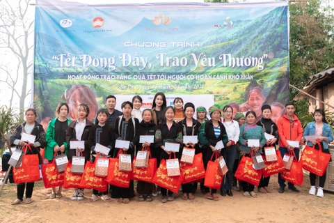 Tặng quà tết cho gia đình có hoàn cảnh khó khăn tại Sa pa. Lào Cai