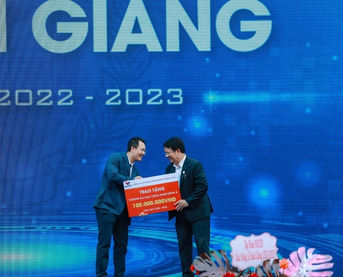 TRAO HỌC BỔNG 100 TRIỆU ĐỒNG CHO SINH VIÊN ĐH ĐÔNG Á