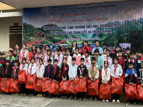 Chung tay cùng Hội từ thiện Hà Nam và Trung tâm Y tế huyện Xín Mần, Công ty Dược phẩm Hoa Việt trao tặng quà cho học sinh trường tiểu học, THCS, Trạm y tế Trung Thịnh