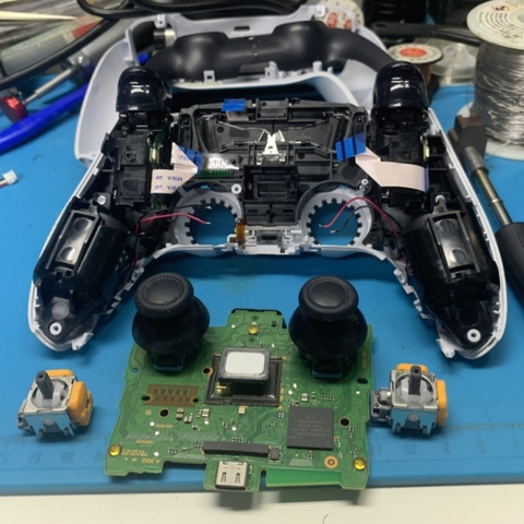 Tay cầm PS5 DualSense sau khi sửa drift