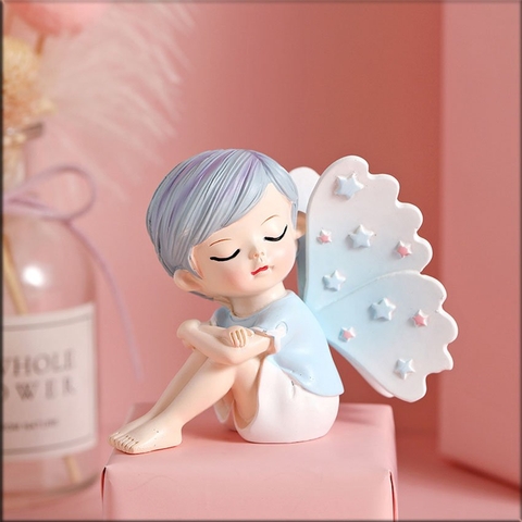 Em bé cánh bướm xanh