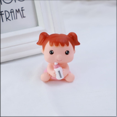 Bé gái bình sữa