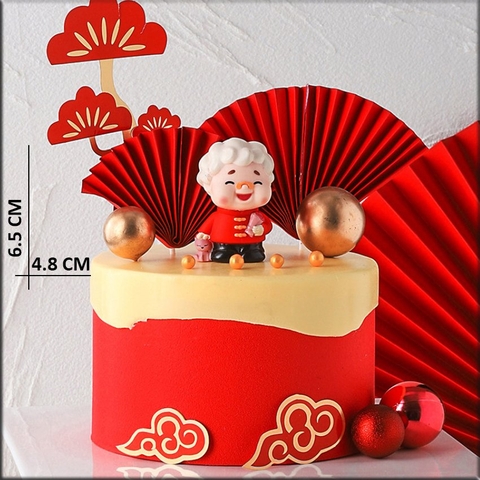 Bà tóc xoăn cầm hoa