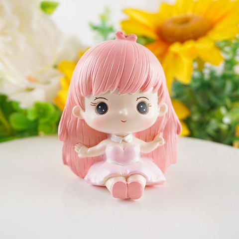 Em bé tóc hồng ngồi