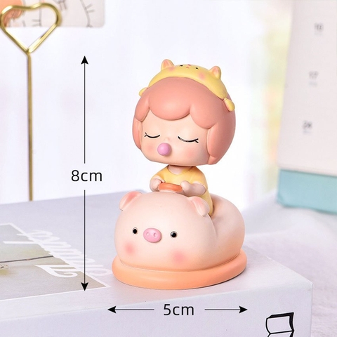 Bé gái xe lắc Heo nhỏ