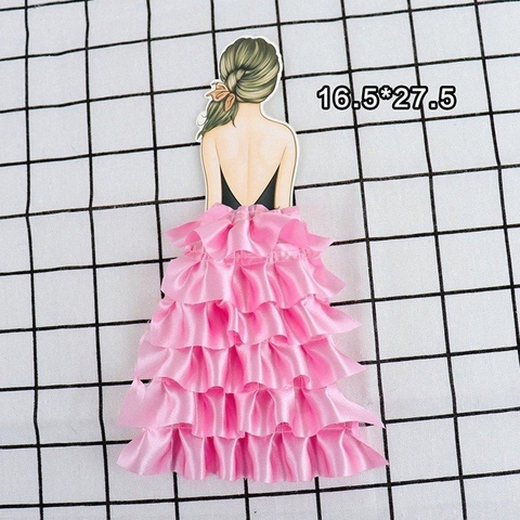 Cô gái váy vải xếp tầng - HỒNG