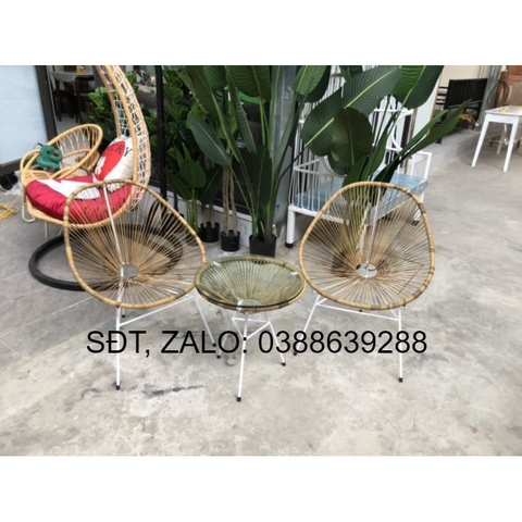 Bô ghê ngôi ngoai sân vươn