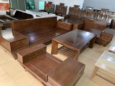 Bộ bàn ghế gỗ hương xám kiểm hàng trước khi thanh toán