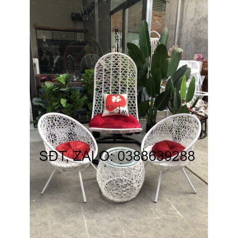Bô ban ghê ngôi ngoai trơi sân vươn giá thật