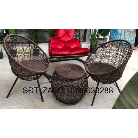 Bô Ban ghê ngôi ngoai trơi hiên nha