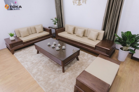 Bộ bàn ghế gỗ hương xám kiểm hàng trước khi thanh toán