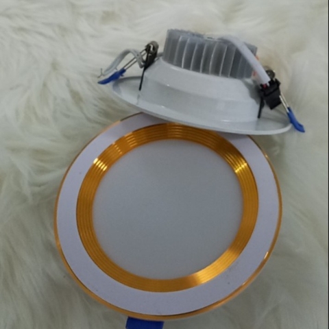 Âm trần 7W 3 màu đế đúc D90 viền trắng-vàng