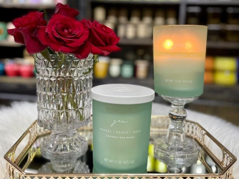 Lọ nến thì khá tinh tế với gam màu mint phủ mờ.