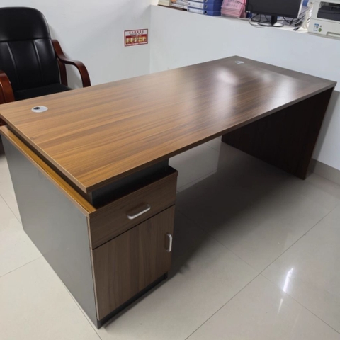 Bàn Làm Việc Lãnh Đạo Văn Phòng, Kèm Tủ Phụ Ngăn Kéo Màu Nâu Phối Đen 180x80x75cm Yapi-BLD009