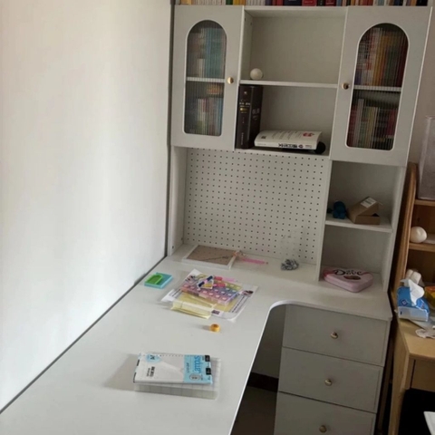 Bàn Học, Làm Việc Góc Chữ L Tích Hợp Giá Sách Đèn LED Kính Sóng 160x55x200cm Yapi-437