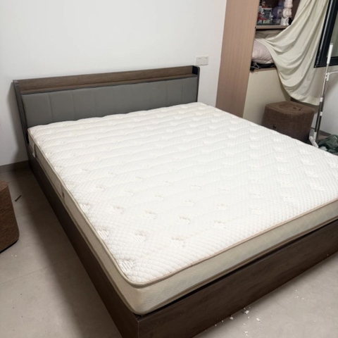 Giường Ngủ Đầu Giường Bọc Nệm Kèm Kệ Đầu Giường 1m8x2m Yapi-569