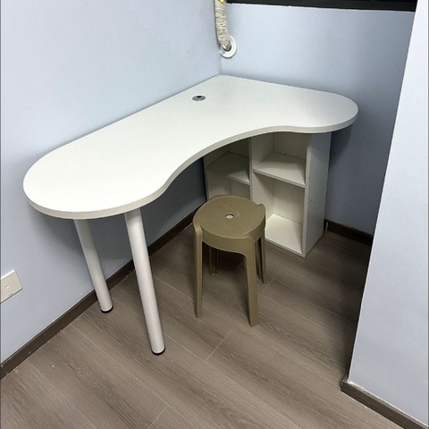 Bàn Làm Việc Góc Chữ L Bo Cong Hiện Đại Tích Hợp Kệ Sách 160x78x73.5cm Yapi-440