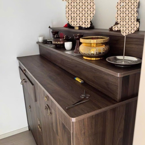 Tủ Thờ Thấp Màu Vân Gỗ Có Ngăn Kéo Và Cánh Mở Gọn Gàng Hiện Đại  88x48x112cm Yapi-1205
