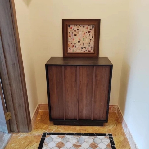 Tủ Trang Trí Nan Dọc Hiện Đại Cánh Vân Gỗ, Khung Đen 160x40x90cm Yapi -118