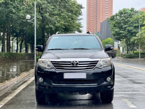 Toyota Fortuner 2.7V 4x2 2014 đen