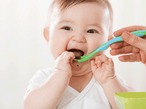 Cho trẻ ăn sai cách mà nhiều mẹ trẻ vẫn đang làm