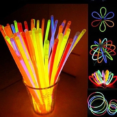 Combo 100 Que Phát Sáng + Kèm Nút Gắn Làm Vòng Tay Glow Stick, Vòng Tay Dạ Quang Nhiều MÀU NGẪU NHIÊN