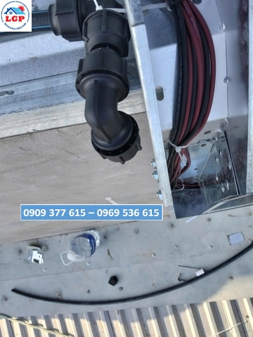 đội ngũ kỹ thuật Lê Gia Phát sử dụng ống luồn cáp HDPE kết hợp co nối 90° và hệ thống máng cáp mạ kẽm để bảo vệ tuyến cáp DC.