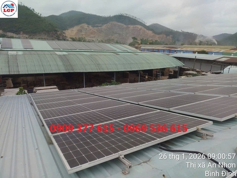 Kỹ thuật viên Lê Gia Phát vệ sinh, bảo trì hệ thống điện mặt trời tại nhà máy sữa Vinamilk, Bình Định