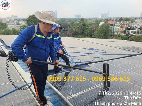 Lê Gia Phát thực hiện bảo trì, vệ sinh pin cho hệ thống điện năng lượng mặt trời tại kho lạnh 5 Châu (Công ty Vinh Khánh)