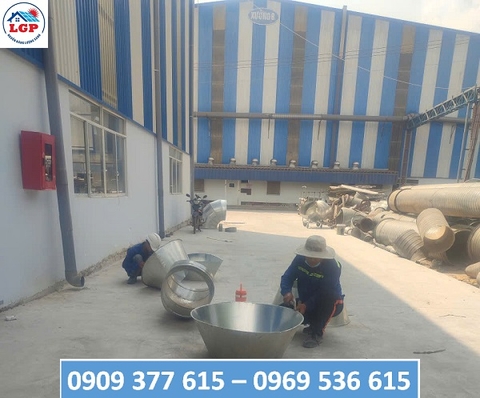 Kỹ thuật viên Lê Gia Phát đã thi công lắp thùng lọc bụi, lắp ống gió cho xưởng gỗ Triệu Phú Lộc.