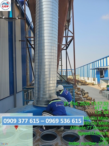 Kỹ thuật viên Lê Gia Phát đã thi công lắp thùng lọc bụi, lắp ống gió cho xưởng gỗ Triệu Phú Lộc.
