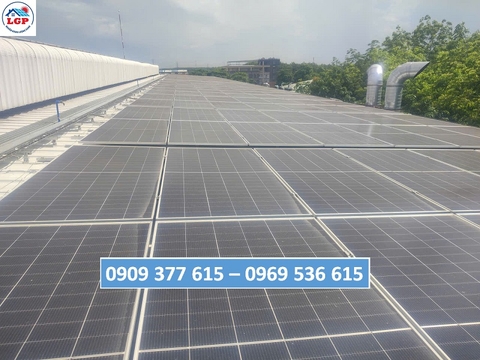 đội ngũ kỹ thuật Lê Gia Phát thực hiện vệ sinh hệ thống điện mặt trời cho nhà máy An Điền Food tại Bến Cát, Bình Dương.