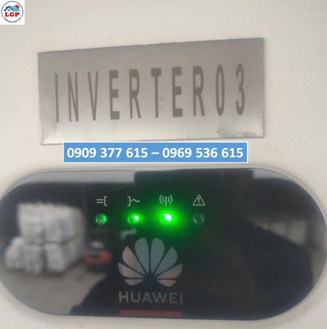đội ngũ kỹ thuật Lê Gia Phát thực hiện vệ sinh hệ thống điện mặt trời cho nhà máy An Điền Food tại Bến Cát, Bình Dương.