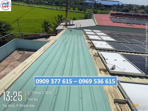 Kỹ thuật LGP tháo tấm pin để thay tôn mái tại Công ty Lainco