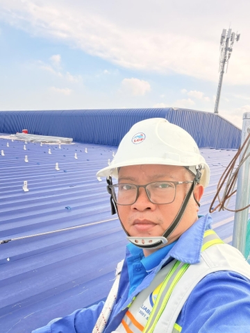 Kỹ thuật viên Lê Gia Phát lắp đặt thanh rail cho dự án điện mặt trời 1.900 tấm pin tại Nhơn Trạch Đồng Nai