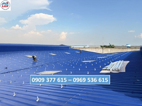 Kỹ thuật viên Lê Gia Phát lắp đặt thanh rail cho dự án điện mặt trời 1.900 tấm pin tại Nhơn Trạch Đồng Nai