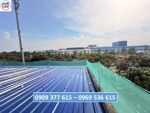Kỹ thuật viên Lê Gia Phát lắp đặt thanh rail cho dự án điện mặt trời 1.900 tấm pin tại Nhơn Trạch Đồng Nai