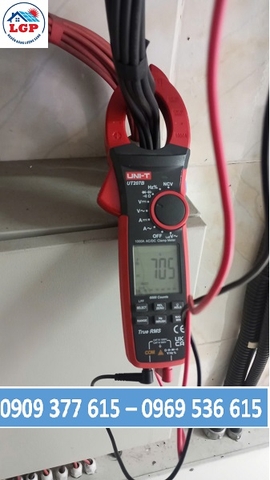 Kỹ thuật Lê Gia Phát đã thực hiện công tác kiểm tra và bảo trì định kỳ hệ thống điện năng lượng mặt trời tại Công ty Hiếu Linh