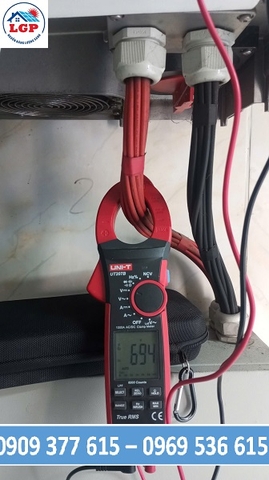 Kỹ thuật Lê Gia Phát đã thực hiện công tác kiểm tra và bảo trì định kỳ hệ thống điện năng lượng mặt trời tại Công ty Hiếu Linh