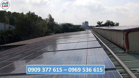 Kỹ thuật Lê Gia Phát đã thực hiện công tác kiểm tra và bảo trì định kỳ hệ thống điện năng lượng mặt trời tại Công ty Hiếu Linh