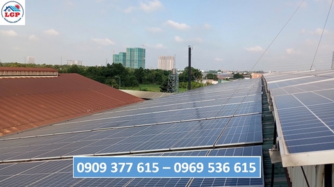 Kỹ thuật Lê Gia Phát đã thực hiện công tác kiểm tra và bảo trì định kỳ hệ thống điện năng lượng mặt trời tại Công ty Hiếu Linh