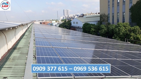 Kỹ thuật Lê Gia Phát đã thực hiện công tác kiểm tra và bảo trì định kỳ hệ thống điện năng lượng mặt trời tại Công ty Hiếu Linh