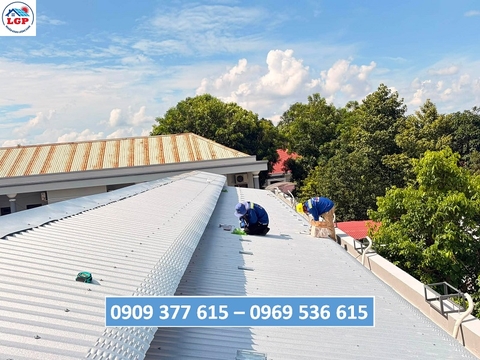 Kỹ thuật viên Lê Gia Phát lắp đặt Pat Z cho hệ thống điện mặt trời áp mái nhà trọ tại Vĩnh Long