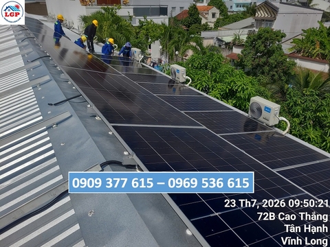 Kỹ thuật viên Lê Gia Phát lắp đặt tấm pin năng lượng mặt trời tại dự án Vĩnh Long